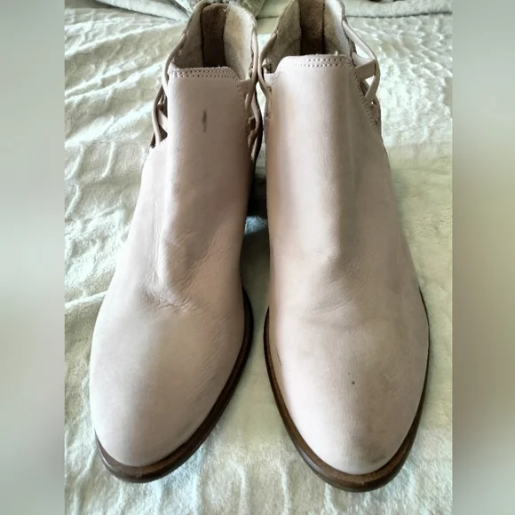 Seychelles Dusty pink Criss-cross Cutout Soft leather ankle bootie - Picture 3 of 10